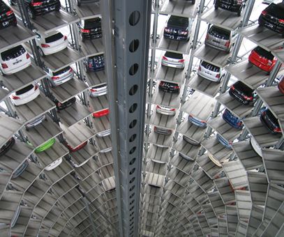 In een cirkel geparkeerde auto's in een parkeergarage. De parkeergerage gaat erg de hoogte in.